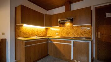 Kühlschrank, Wasserkocher mit Kaffee-/Teezubehör