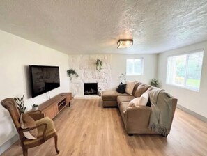 Smart TV, fireplace