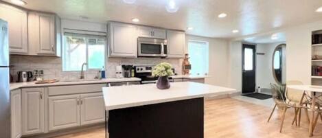 冷蔵庫、電子レンジ、オーブン、コンロ