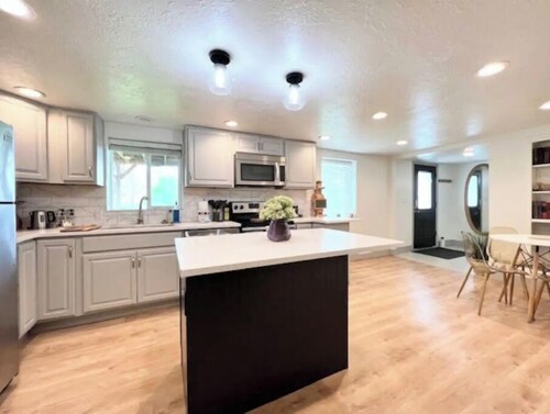 Cozy Bountiful Abode- 3bd/1bth private bsmt/bkyd.