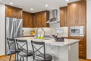Geladeira, micro-ondas, fogão, cooktop
