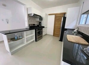 Mikrowelle, Ofen, Wasserkocher mit Kaffee-/Teezubehör, Toaster