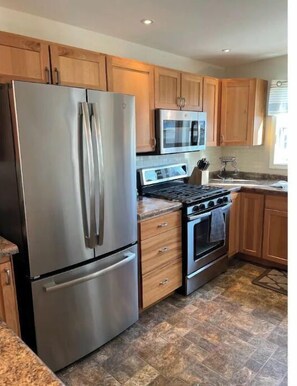 Refrigerador, microondas, horno y parrilla de estufa 