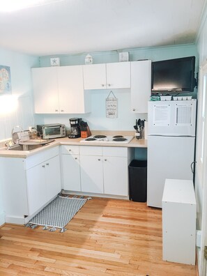 Een koelkast, een magnetron, een kookplaat