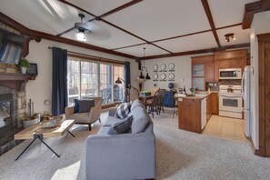 Smart-tv, een open haard, boeken en een stereo