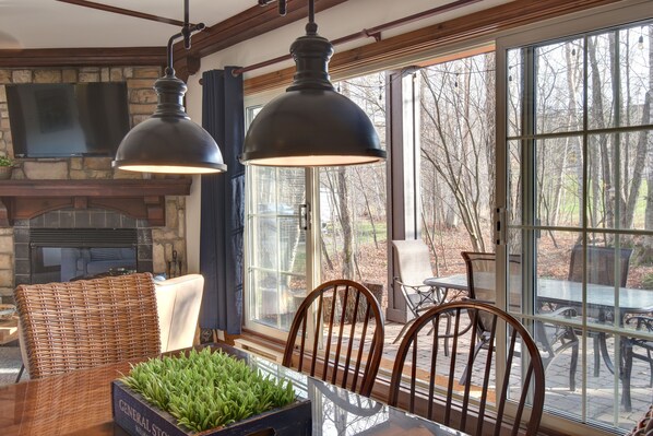 Dining - Lovely 2 bdrms 2 baths 10 mins walk or free shuttles to village Mont-Tremblant (Mont-Tremblant)