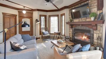 Smart TV, fireplace, books, stereo