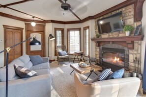 Smart TV, fireplace, books, stereo - Lovely 2 bdrms 2 baths 10 mins walk or free shuttles to village Mont-Tremblant (Mont-Tremblant)