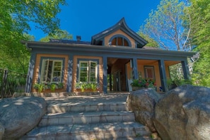 Exterior - Lovely 2 bdrms 2 baths 10 mins walk or free shuttles to village Mont-Tremblant (Mont-Tremblant)