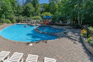 Een buitenzwembad en een verwarmd zwembad