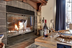 Interior - Lovely 2 bdrms 2 baths 10 mins walk or free shuttles to village Mont-Tremblant (Mont-Tremblant)