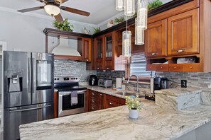 Kylskåp, mikrovågsugn, ugn och spishäll