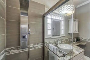 Dusche, Haartrockner, Handtücher, Seife