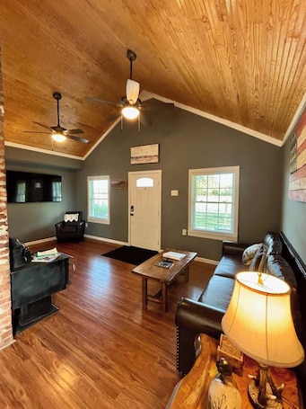 Smart TV. East Carolina Cottage - Pet Friendly, 3BR/2BA Private home on 3 Acres