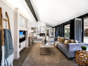 TV, caminetto, libri