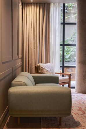 Ropa de cama de alta calidad, cubrecamas y minibar 