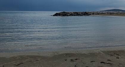 5 mns à pied de la plage avec trÚs belle vue sur le port et les étangs