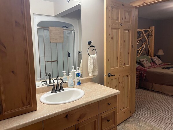 11 - Cabin 200 - Riding Mountain Luxury Cabins (Wasagaming)