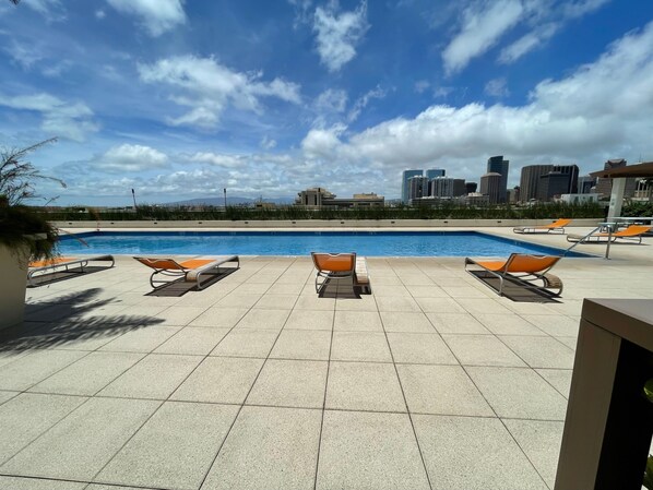 Outdoor pool - Residence Salt at Kakaako (Honolulu)