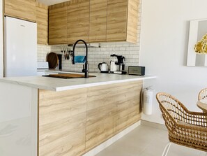 Frigorifero, microonde, forno, piano cottura