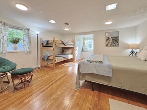 5 habitaciones, escritorio y tabla de planchar con plancha