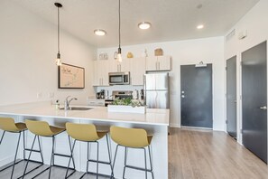 Frigorifero, microonde, forno, piano cottura