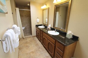 Appart'hĂŽtel Tradition | Salle de bain | Articles de toilette gratuits, sĂšche-cheveux, serviettes fournies, savon