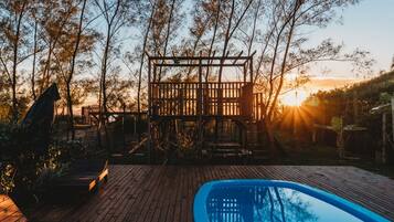 Piscina externa, barracas de cortesia, guarda-sóis