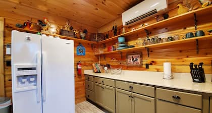 The Barn at Frog Hollow, Delano. Rare find with 5 bedrooms, sleeps up to 15!