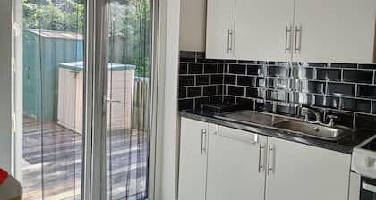 Kingfisher Cottage- river, rambling and relaxing, in a beautiful holiday park