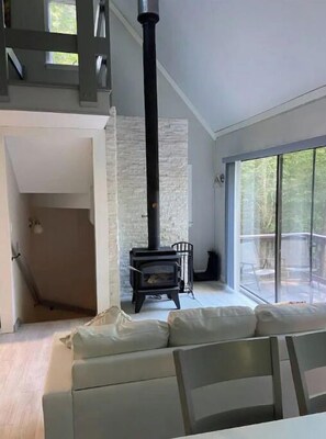 Interior - Renovated 3 bedroom 2 bath Smart Home in desirable Waterville Valley Estates (Campton)