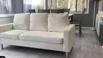 Een smart-tv, een open haard, boeken en een computerscherm