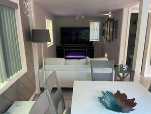 Smart TV, fireplace, books, computer monitors - Renovated 3 bedroom 2 bath Smart Home in desirable Waterville Valley Estates (Campton)