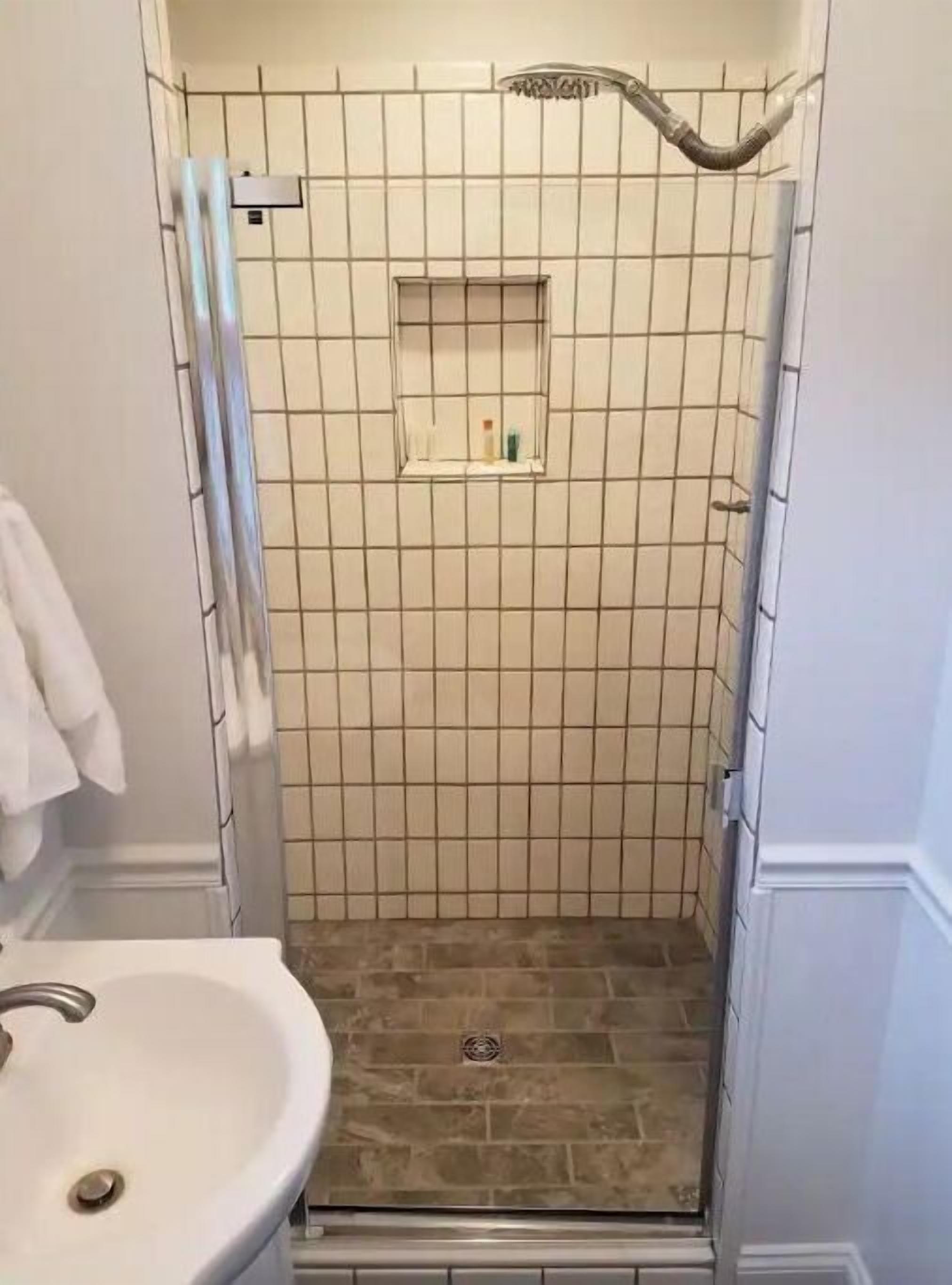 Ensemble douche/baignoire, sèche-cheveux, bidet, serviettes fournies