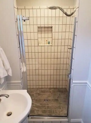 Ensemble douche/baignoire, sèche-cheveux, bidet, serviettes fournies