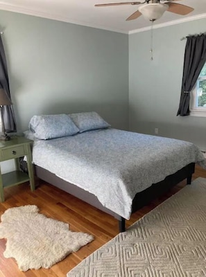 3 bedrooms, desk, iron/ironing board, free WiFi - Waterfront Getaway with Dock (Woolford)