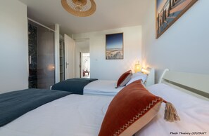 2 habitaciones, tabla de planchar con plancha y cuna de viaje 