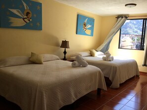 디럭스 쿼드룸, 침대(여러 개) | 이집트산 면 시트, 고급 침구, 메모리폼 침대, 책상