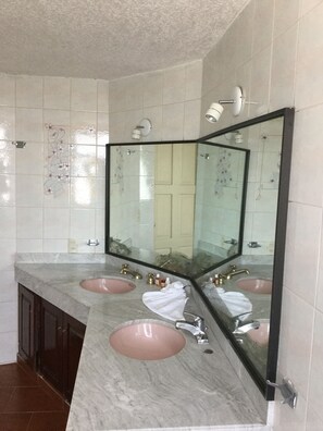 Phòng đôi tiện nghi đơn giản, 1 giường cỡ king | Phòng tắm | Buồng tắm vòi sen, khăn tắm 