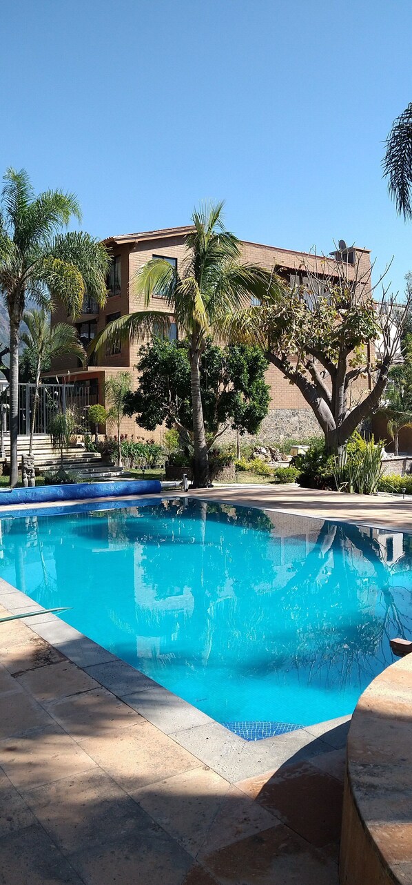 حمّام سباحة خارجي