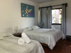 Deluxe vierpersoonskamer, meerdere bedden | Lakens van Egyptisch katoen, luxe beddengoed