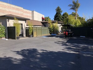 المنطقة المحيطة بالمنشأة