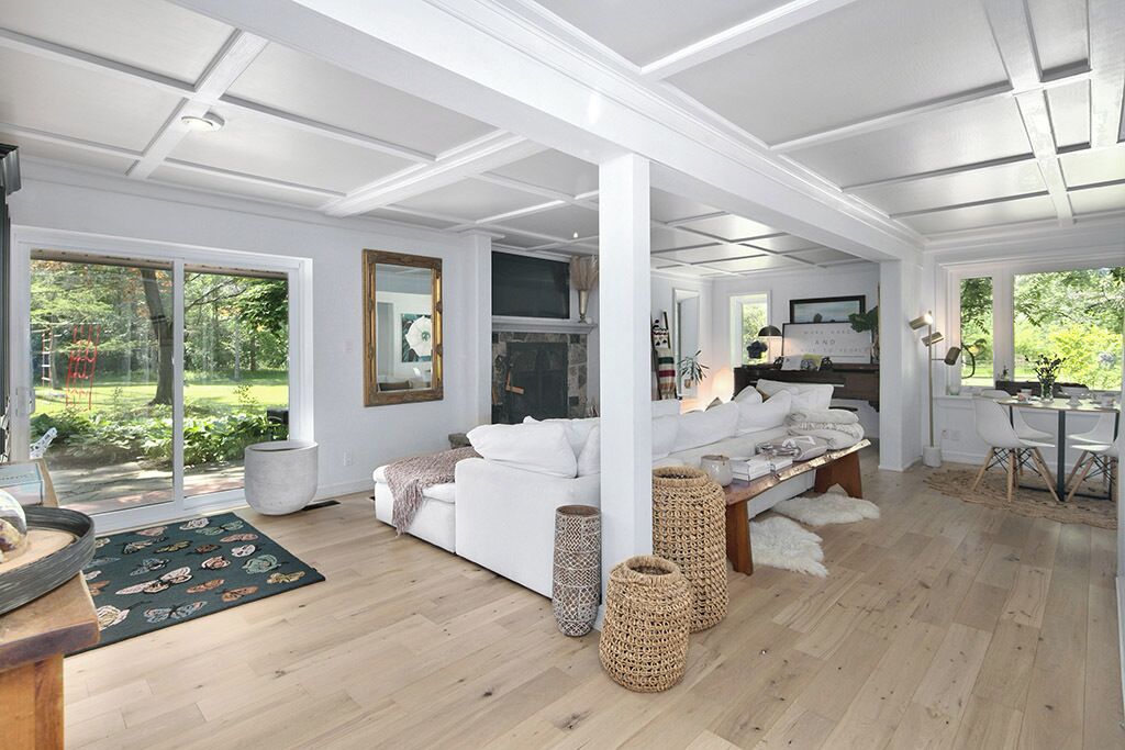 Smart TV, fireplace, ping pong, books