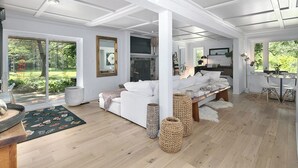 Living area - Summer Resort Style Living - Private & Serene, Sauna, Outdoor Bar & Firepit (Collingwood)