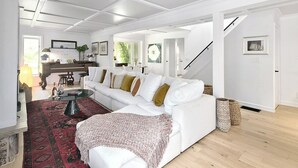 Living area - Summer Resort Style Living - Private & Serene, Sauna, Outdoor Bar & Firepit (Collingwood)