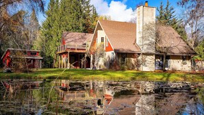 Exterior - Summer Resort Style Living - Private & Serene, Sauna, Outdoor Bar & Firepit (Collingwood)
