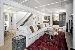 Smart TV, fireplace, ping pong, books