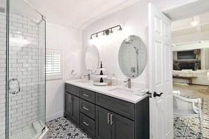 Baignoire, sèche-cheveux, bidet, serviettes fournies