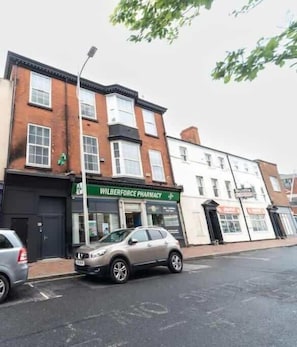 A street view with a pharmacy named Wilberforce Pharmacy. - Modern City Centre Apt Near Theatre & Marina (Kingston upon Hull)