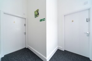 Interior - Jesouth Gorgeous Inn ☀️Striking ☀️Splashy ☀️Flashy (Kingston upon Hull)